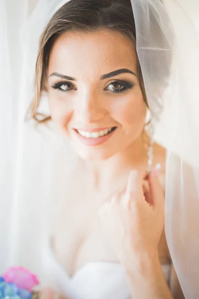 Novia de lujo en vestido blanco posando mientras se prepara para la ceremonia de boda —  Fotos de Stock