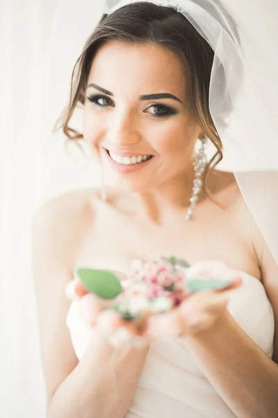 Retrato de novia hermosa con velo de moda en la mañana de la boda. —  Fotos de Stock