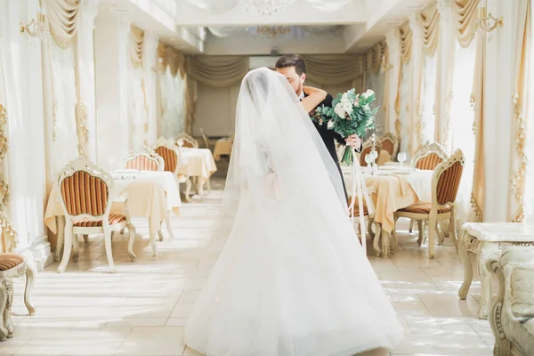 Pareja romántica bailando y besándose en su boda —  Fotos de Stock