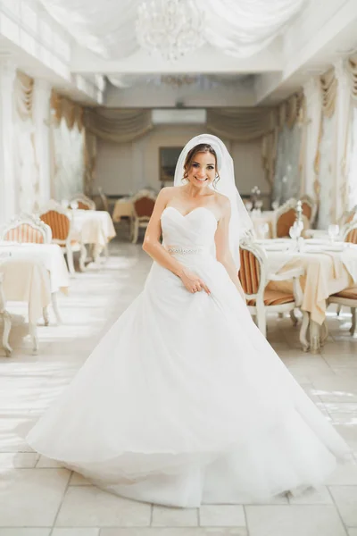 Mooie bruid poseren in trouwjurk in fashion hotel — Stockfoto