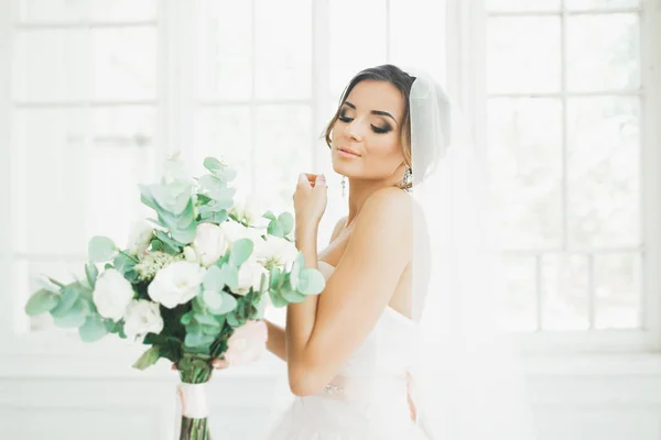 Vackra brud i brudklänning med lång hel kjol, vit bakgrund, dansar och ler — Stockfoto