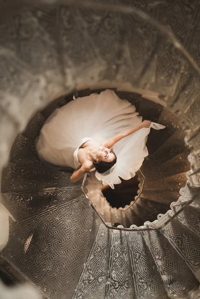 Muhteşem elbiseli güzel gelin merdivenlerde yalnız kalır