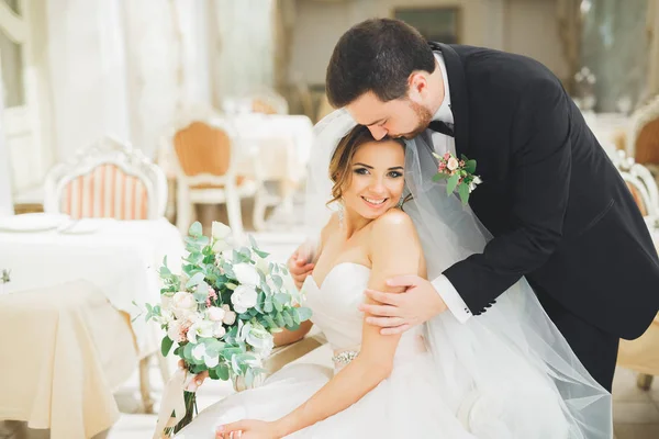 Sessão de fotos de casamento do casal recém-casados posando em um belo hotel — Fotografia de Stock