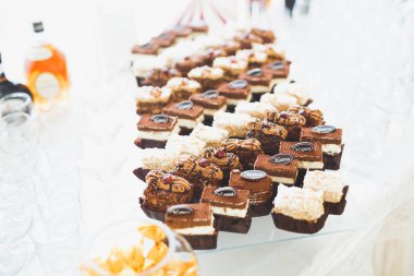 Düğün şekeri büfesinde lezzetli tatlılar, tatlılar, kekler.