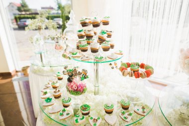 Düğün şekeri büfesinde lezzetli tatlılar, tatlılar, kekler.