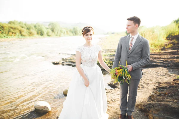 Boda pareja novia y novio de la mano —  Fotos de Stock