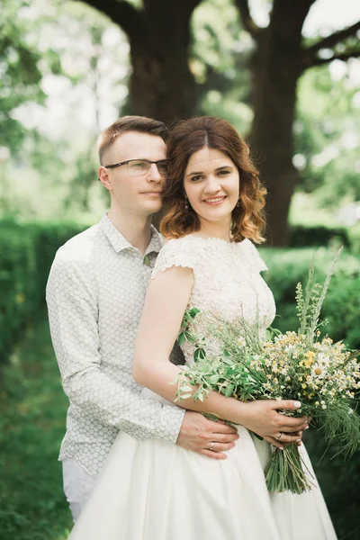 Casal de casamento perfeito segurando buquê de luxo de flores — Fotografia de Stock