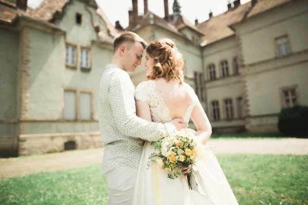 Casal romântico bonito casal de recém-casados abraçando perto do castelo velho — Fotografia de Stock