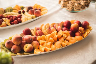 Düğün büfesinde farklı taze meyveler.