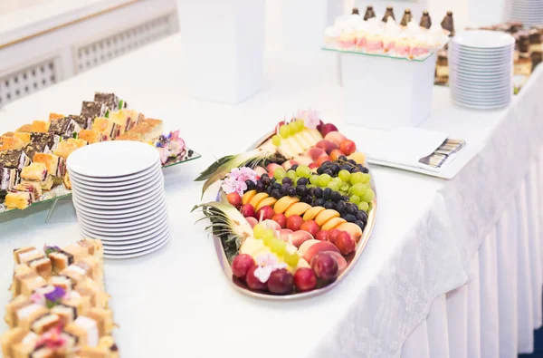 Autentico buffet, frutta fresca assortita, frutti di bosco e agrumi. Preparazione per il menu creativo di design — Foto Stock