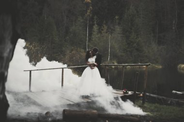 Mükemmel bir çift gelin ve damat düğün günlerinde poz verip öpüşürler.