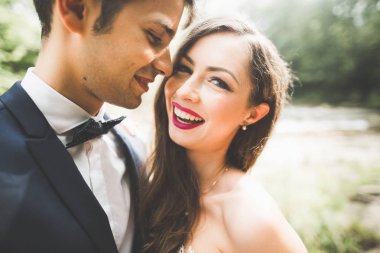 Güzel, mükemmel mutlu gelin ve Damat Düğün gününde poz. Portre kadar kapatın