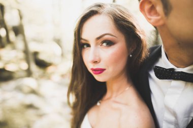 Güzel genç düğün gününde çift. Portraint yakın çekim