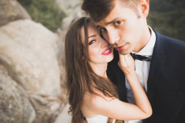 Güzel, mükemmel mutlu gelin ve Damat Düğün gününde poz. Portre kadar kapatın