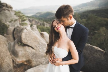 Genç bir çiftin şehvetli portresi. Açık hava.