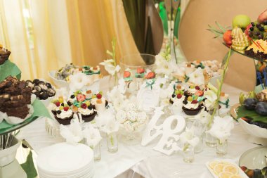 Bir büfe üzerinde pişmiş tatlı çeşitleri