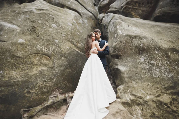 Muhteşem gelin, damat öpüşme ve sarılma Gösterim çarpıcı uçurum yakın: