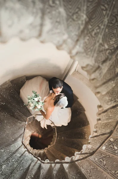 Casal lindo e apaixonado posando nas escadas — Fotografia de Stock