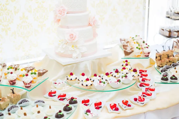 Delizioso e gustoso tavolo da dessert con shot di cupcake al primo piano della reception — Foto Stock