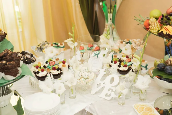 Bir büfe üzerinde pişmiş tatlı çeşitleri