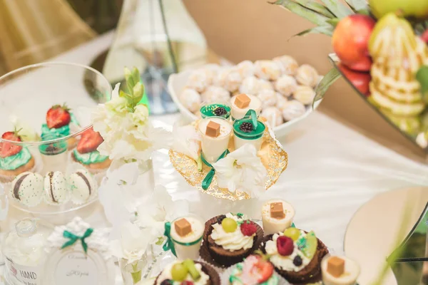 Bir büfe üzerinde pişmiş tatlı çeşitleri