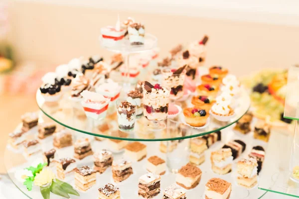 Doces deliciosos em buffet de doces de casamento com sobremesas, cupcakes — Fotografia de Stock