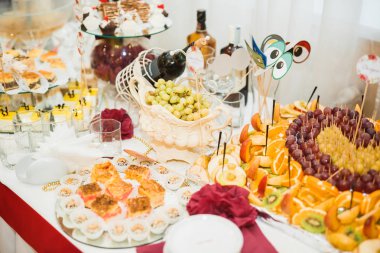 Düğün şekeri büfesinde lezzetli tatlılar, tatlılar, kekler.