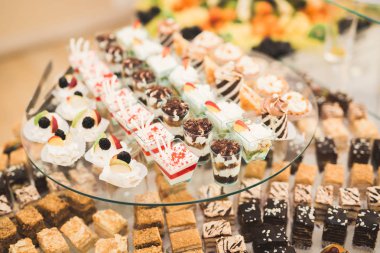 Düğün şekeri büfesinde lezzetli tatlılar, tatlılar, kekler.