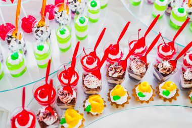 Düğün şekeri büfesinde lezzetli tatlılar, tatlılar, kekler.