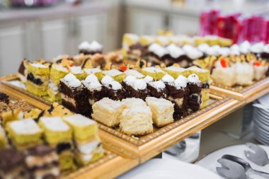 Düğün şekeri büfesinde lezzetli tatlılar, tatlılar, kekler.