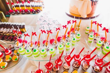 Bir büfe üzerinde pişmiş tatlı çeşitleri