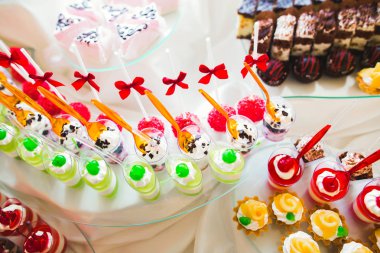 Düğün şekeri büfesinde lezzetli tatlılar, tatlılar, kekler.