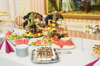 Düğün şekeri büfesinde lezzetli tatlılar, tatlılar, kekler.