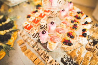 Bir büfe üzerinde pişmiş tatlı çeşitleri