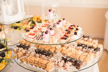 Düğün şekeri büfesinde lezzetli tatlılar, tatlılar, kekler.