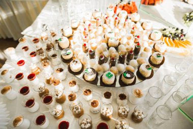 Düğün şekeri büfesinde lezzetli tatlılar, tatlılar, kekler.