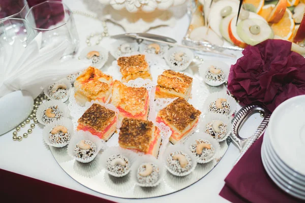 Düğün şekeri büfesinde lezzetli tatlılar, tatlılar, kekler.