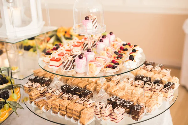 Düğün şekeri büfesinde lezzetli tatlılar, tatlılar, kekler.