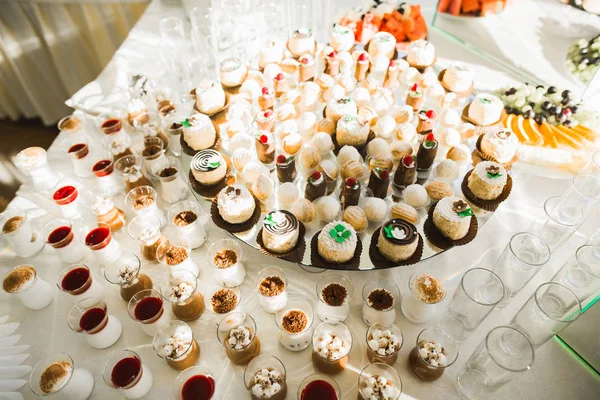 Düğün şekeri büfesinde lezzetli tatlılar, tatlılar, kekler.