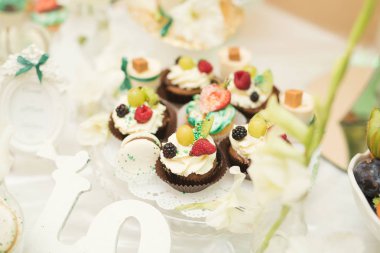 Düğün şekeri büfesinde lezzetli tatlılar, tatlılar, kekler.