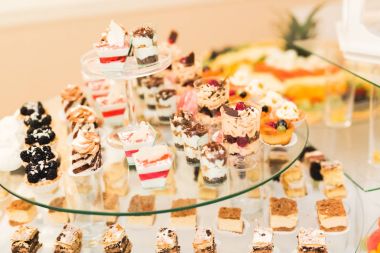 Enfes ve lezzetli bir tatlı masası ve resepsiyonda kapkek fotoğrafları.