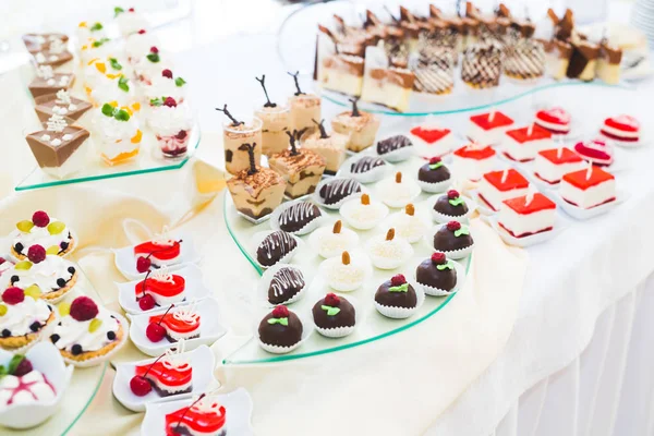 Deliziosi dolci sul buffet di caramelle nuziali con dessert, cupcake — Foto Stock