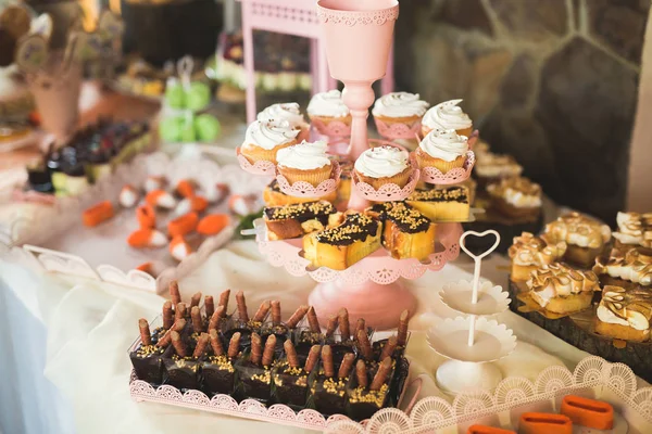 Diferentes tipos de dulces horneados en un buffet — Foto de Stock