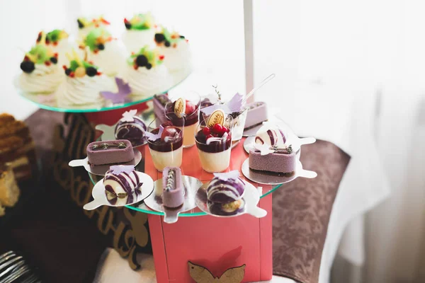 Deliziosi dolci sul buffet di caramelle nuziali con dessert, cupcake — Foto Stock