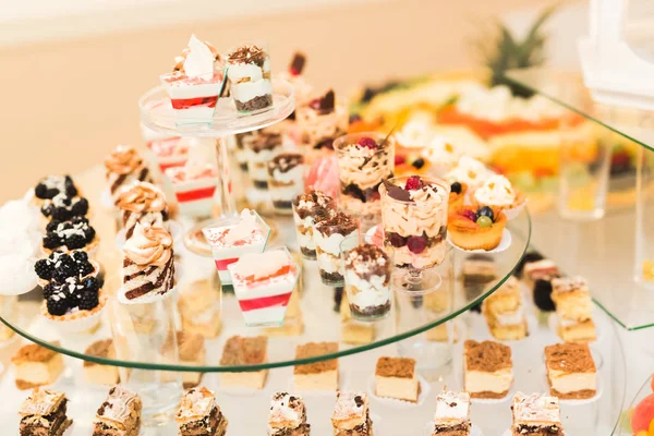 맛있고 맛있는 디저트와 피로연에서 찍은 컵 케익이 들어 있는 디저트 — 스톡 사진
