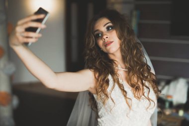 Güzel gelin düğünden önce evinde selfie yapma