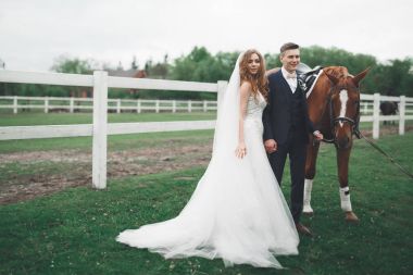 Mutlu gelin ve Damat Düğün töreni sonrası poz
