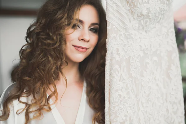 Güzel moda peçe düğün sabah gelinle portresi. Gelinlik.