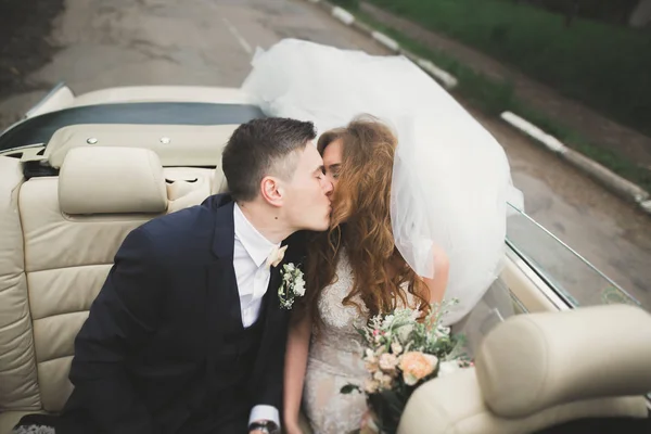 Just married couple in the luxury retro car on their wedding day — Stock Photo, Image