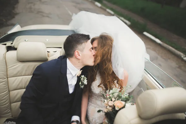 Appena sposati nella lussuosa auto retrò il giorno del loro matrimonio — Foto Stock